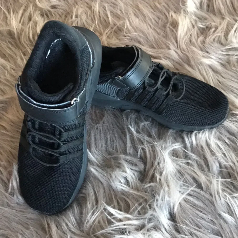 Kids athletic shoes sneakers size 1 child